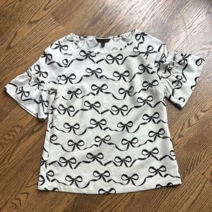 Banana republic ladies top size small.